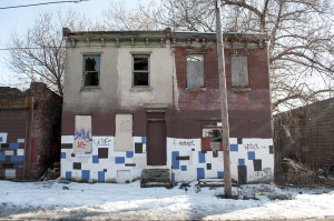 An abandoned house with grafitti.